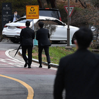 �������������ֱ����Ů������ɴ¶��Ƭ���ǣ������Ǻ��ѳ�ϯ