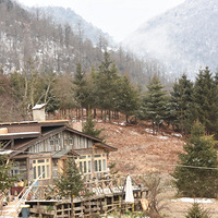 һ������һ���˼�֮����ѩɽ����֮��