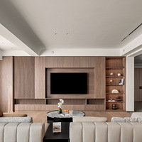 �ϰ�̫Զ���ڹ�˾�������˸��ң�װ���ӭ���˼�����³�Ա