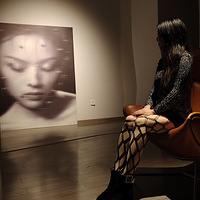 ����һ��Ů�������룬��ע����գ�