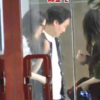 �½������Ů����ƺ�ͬ��һ·��˵��Ц������ڳ��ֺ���Դ�轵