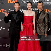 ����һ����ȹ����ʥ����˹�ٰ����ʵ�Ӱ�ڱ�Ļʽ��̺