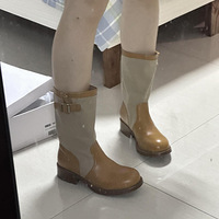 ���������һ�ʹ�������������˰�����ѥ�ӣ���˵��Pradaƽ��