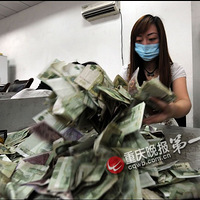 重庆点钞女工生活揭秘：数钱数到手抽筋