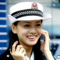 遇到这样的美女交警，是不是被罚了也心甘情愿呢……