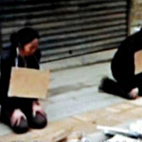 武汉拆迁人员逼拾荒者当街下跪1小时