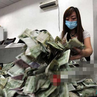 她们数钱数到手抽筋，但是依然生活艰辛！