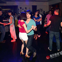 重庆白领流行跳莎莎舞 企业家和海归热衷(组图)