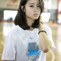 组图：CBA宝贝“小柏芝”变身收银员服务球迷