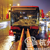 B1���ٹ�������ײ�������������� ˾������24λ�˿����ˣ���ͼ��