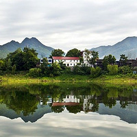 �����У�һƬˮ��ңң