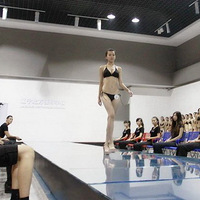 ���۵Ŀ��� ���űȻ����Ͽε�Ů����