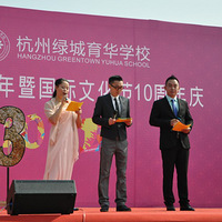 噶热闹的20周年校庆 来了好多美女哦
