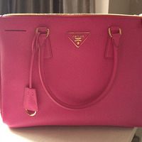 õ��ɫPRADA�к�ɱ�ְ��������������Ǽ�~��λ���������