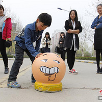 ��ѧ��������У԰Ϳѻ ʯ�ձ䡰�ȳ衱