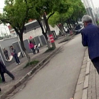 �Ͼ�һ��У԰���ֱ�̬�� ��Ů����¶����