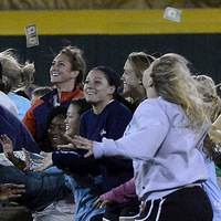 ��ѧ������ͻ�¡�ֽ���ꡱ ѧ�����볡�ڷ���