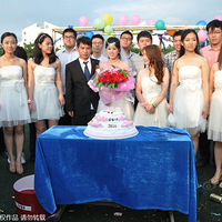 ��ѧ����ҵǰ�ٳ����������ӭ��