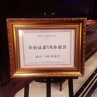 ����VR������HOLDס���С���࣬��һ������������