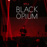 ��һ��Ȼ����Ů�� YSL BLACK OPIUM��ѻƬҡ��֮ҹ�ɶ�