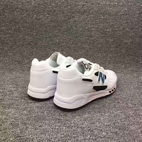 �°���ƴɫʱ�г����˶�Ь