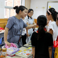 ��һ��ͯ�ڵ�̼ó���գ�У԰���˼���֮�󡭡�