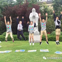 �ǳ�һ������ҿ�����·�ڽ��¡���У�ڶ���ԽҰ�