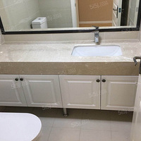 һ��Ů��������һ�����������ķ��� ���ڳ���һ������ �����