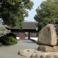 ��Ժ��ɾ�ɫ