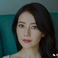 ������ѹ�к�һ��Ů��������Ů������Ȼ���������ˡ�����