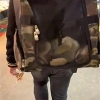 柴宝在背包里熟睡，滚来滚去像娃娃一样