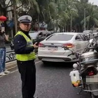 ���۾������ڿ��ڵ����ƣ�Ů�ӱ����º�Ӧ����