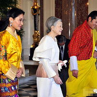 7�������һ�����飬һ��֮�����һ������ƣ�������ʵ������