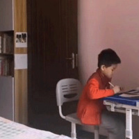 ���Ӷ���д��ҵ��Ƶ�ع⣬�·𿴵��Լ����ޡ���10����������ר