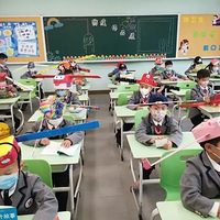 ��У��һ�죬Сѧ���ġ�һ��ñ����һ�׳���ȷ����ѣ�������ʽ