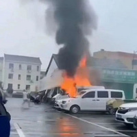 ��������Χ�����滹��һ���ˣ����ݴ󲮵�ѡ���˲���