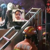 Ů��ѧ���賿��ǽ�������Χ������ƨ�ɣ��������