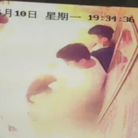 ��ƿ���ڵ�����ͻȻ����¶������ˣ����а���һ��Ӥ��