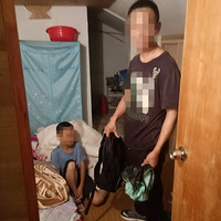 �㽭һ������������¥��ͻȻ�����һ��С�к��������ϵĲ����ߡ�