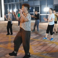 ����һС����ÿ��4֧�㳡��ͬʱ������������һ�����ô���������