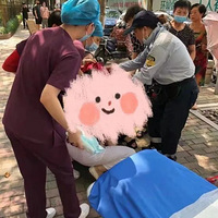 ���ҳŲ�ס�ˣ������ݽ�ͷһ�и�ͻȻ������һλ���վ�˳��� ��