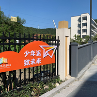 ���о���ҡ�ţ����δ��ѧУ��ѧһ���£�����ѧУ��չ����Щ�γ�