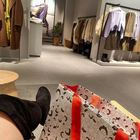 ���¼��ſڵ���Ů������