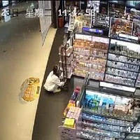 ����һ������Ĥ�䳬�е�Ů��ͻȻ���������ߣ���������˭��