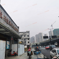 ���ˣ�һ���ǽ��ӻ㣬һ�������ֹ㳡����������ط�Ҫ��Ϯ׷��