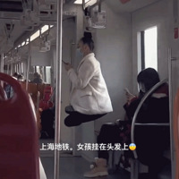������һŮ�ӽ�ͷ���ҳ�������ϵ���ǧ�������ˣ�������Ϸ����Ա
