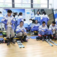 �������£������������е�ѧ����У԰����ܻ�ѩ��