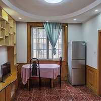 �������淿��ֱ�������Ķ�·�����ŵ���վ������һ����������԰