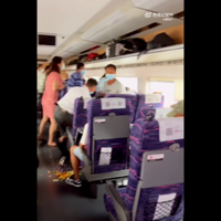 ͻ����D2809���ÿ��г�ײ����ʯ�����ߣ�����1��8��