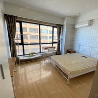 ������̩�ԣ������ߣ���������ӵ���վ��ͬ�˹㳡��װһ����ʱ��